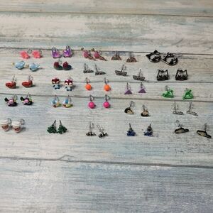 25 Pairs stud Earrings.